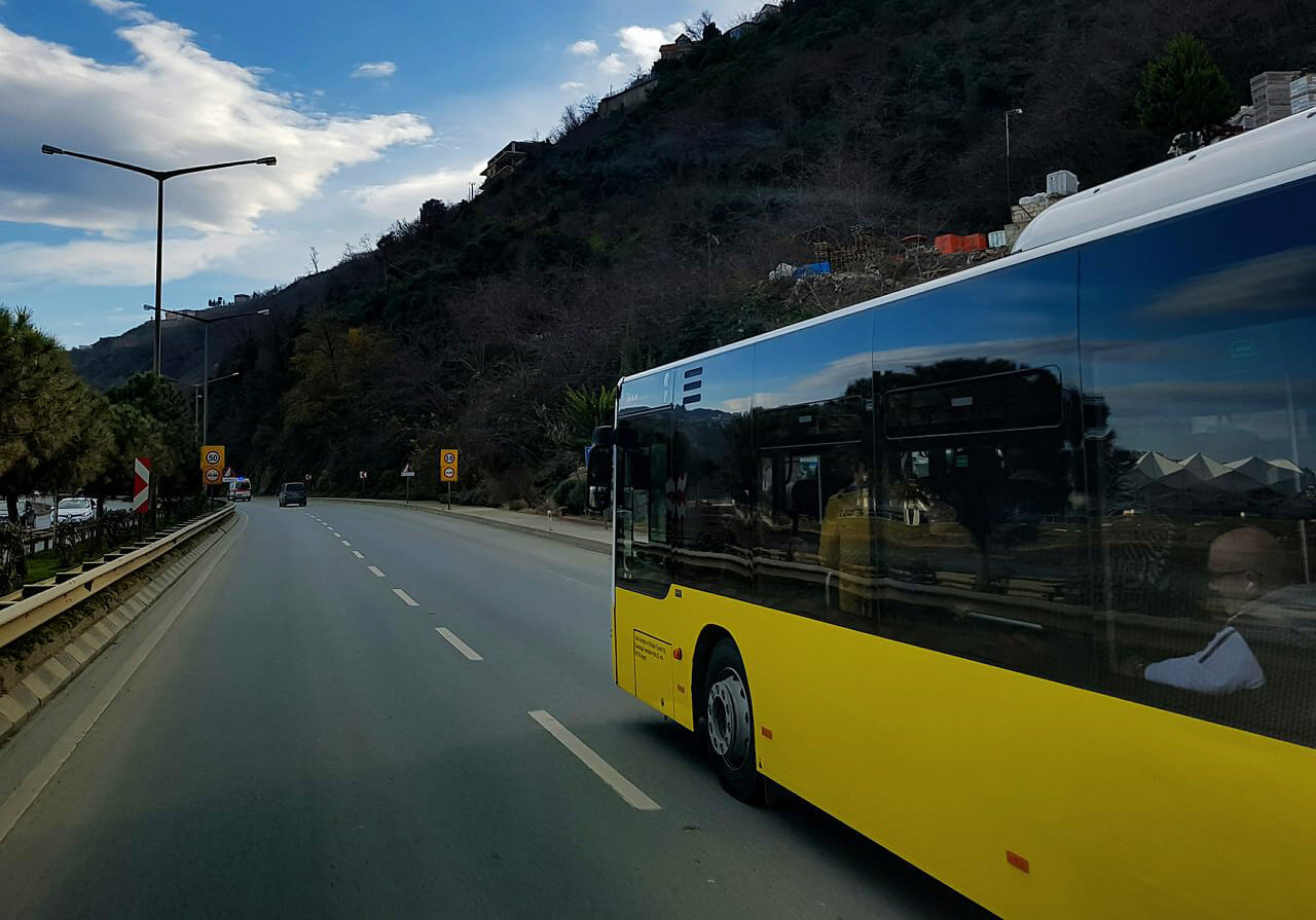 שפרגר ושות - עו"ד נזיקין מטפלים בתאונות תלמידים , בתמונה אוטובוס צהוב בנסיעה
