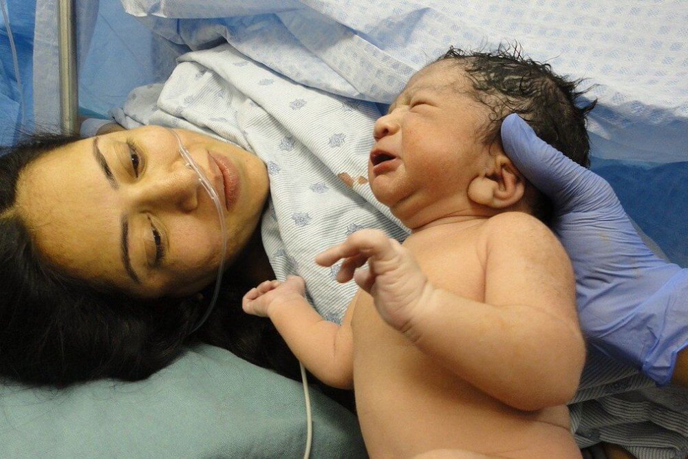 שפרגר ושות' - עורך דין לתביעות נזיקין , בתמונה אישה לאחר לידה, המשרד מטפל ברשלנות רפואית בלידה
